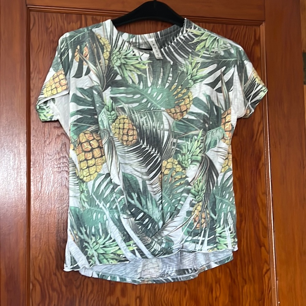 Tryst shirt woman’s medium green yellow pineapple tropical palm leave hem knot